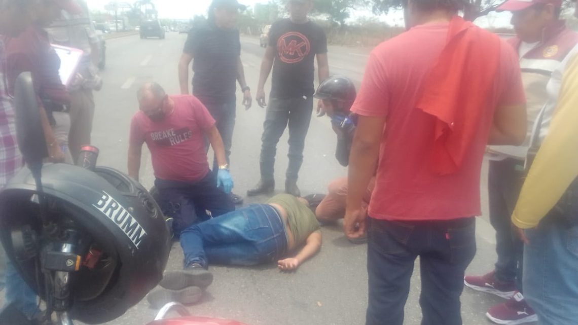 Motociclista es trasladado grave al hospital