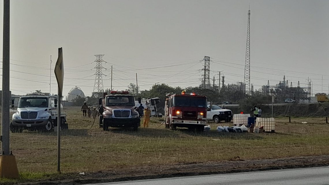 Volcadura de pipa en el distribuidor vial del corredor urbano y bulevar de Los Ríos