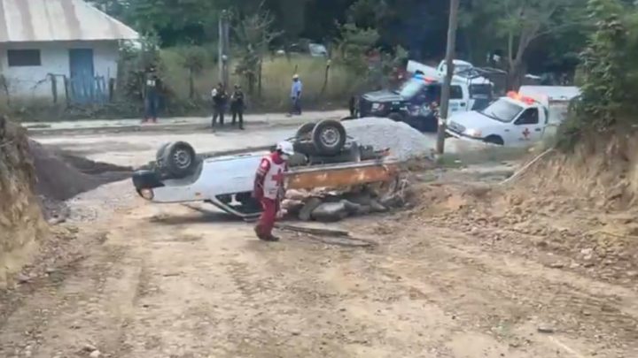 Vuelca camioneta materialista