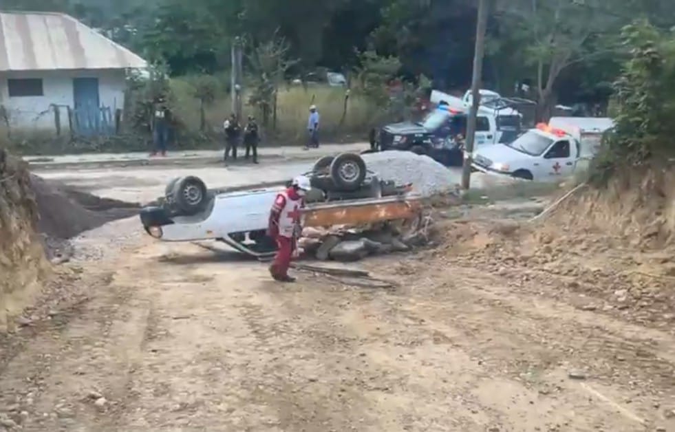 Vuelca camioneta materialista