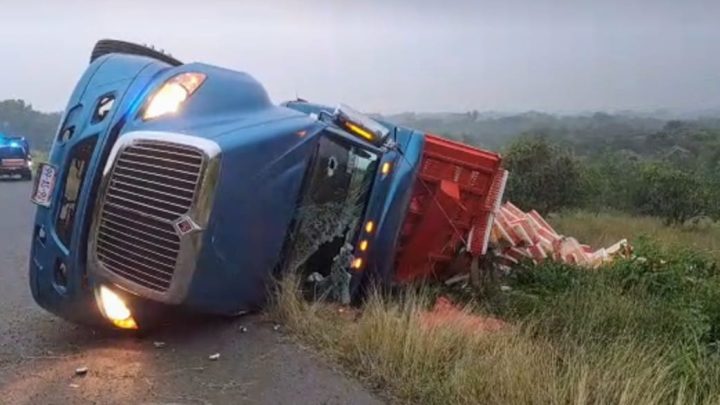 Vuelca camión con toneladas de pollos