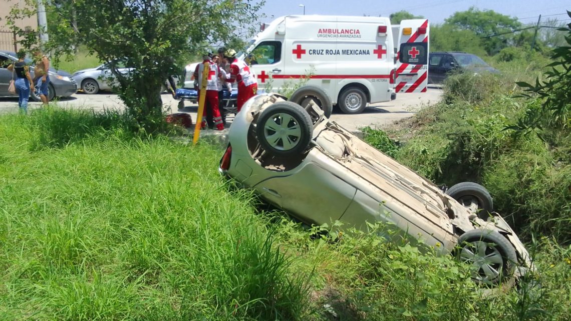 Choque y volcadura deja una mujer lesionada