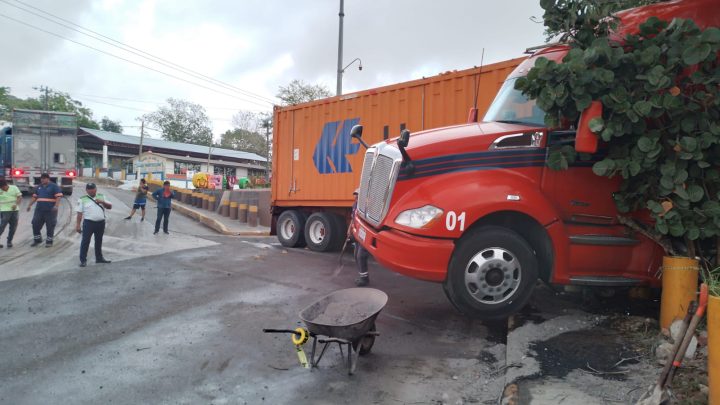 Exhortan a traileros para que transiten con cuidado en libramiento Fray Andrés de Olmos