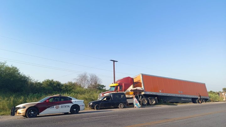 Tráiler quedó varado en la carretera