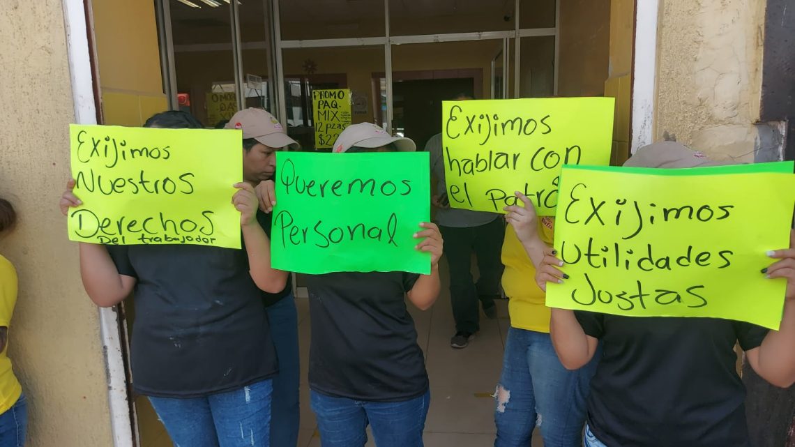 Protestan 13 trabajadoras que laboran en un negocio de venta de pollo frito