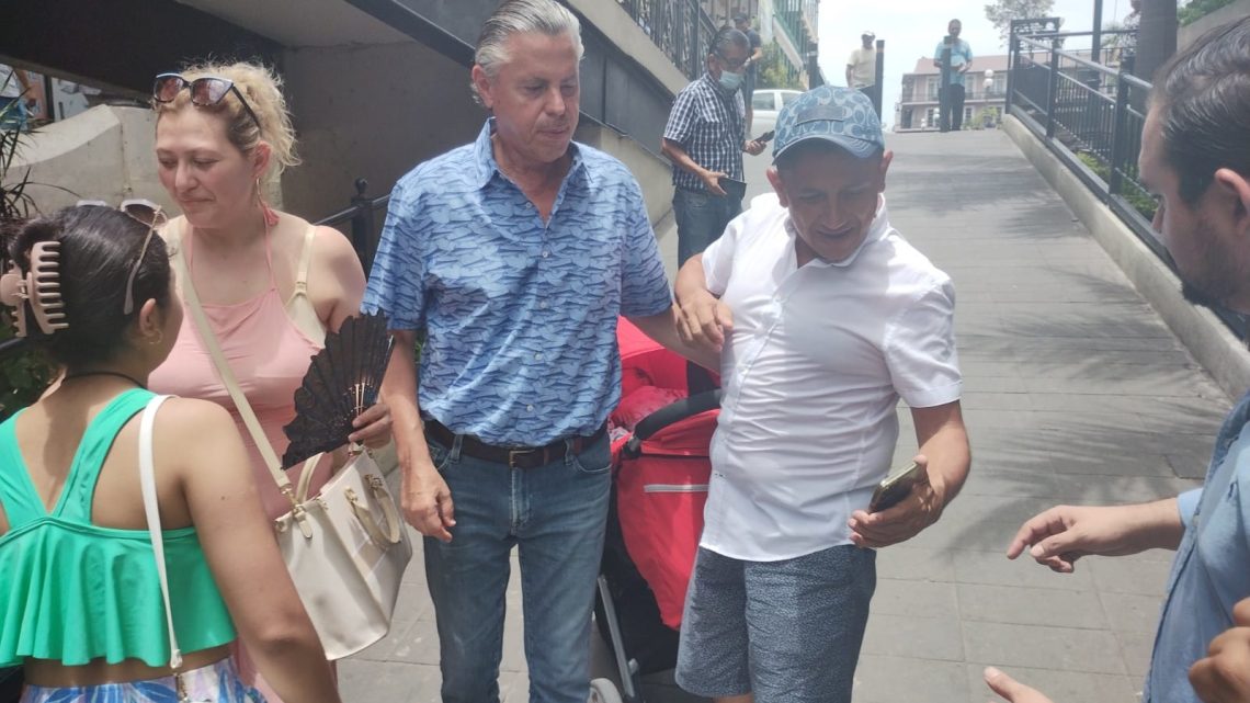 Chucho Nader recorre zona centro dando bienvenida a turistas