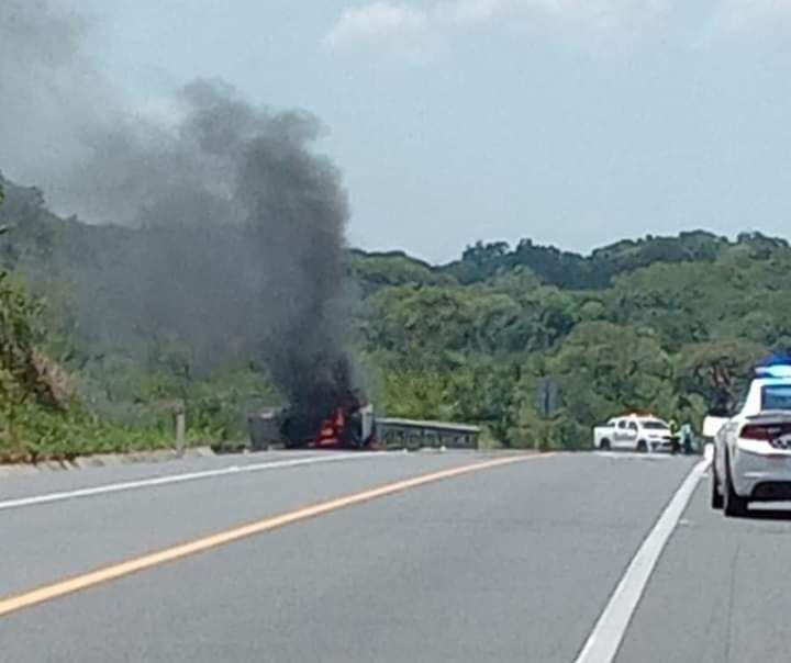 Camioneta se incendia