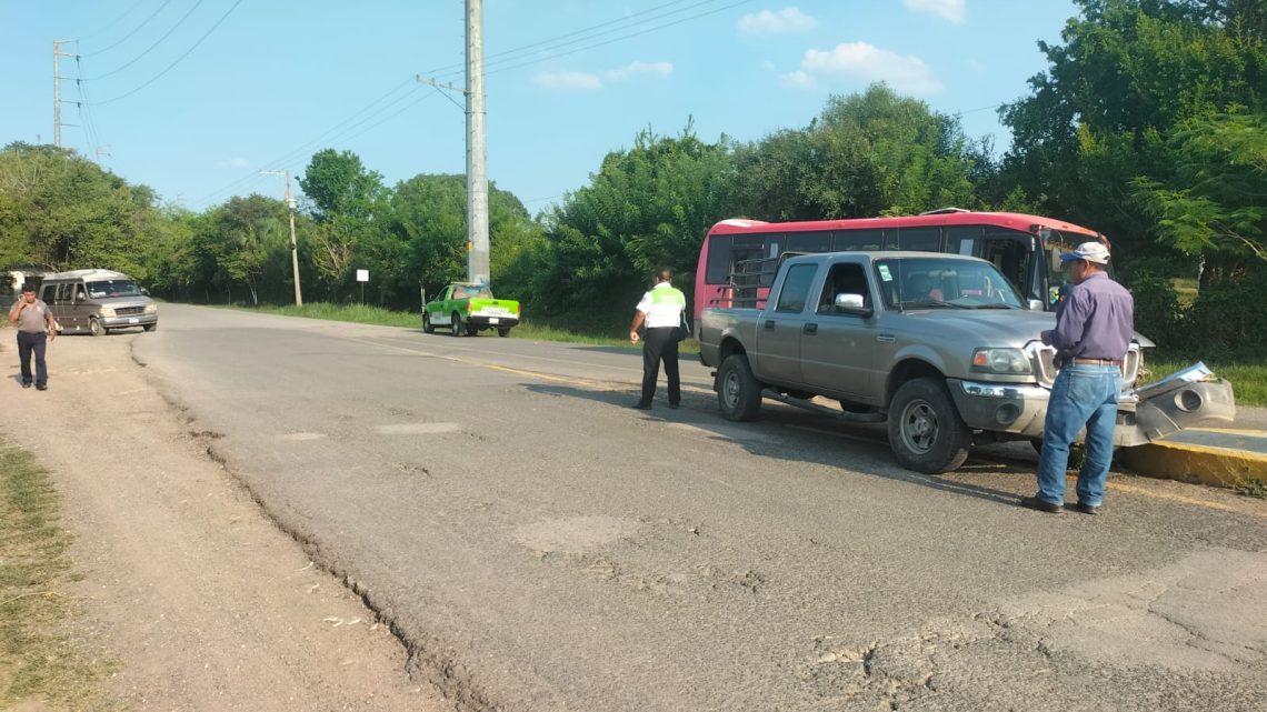 Temerario conductor da vuelta en «U» y choca contra microbús