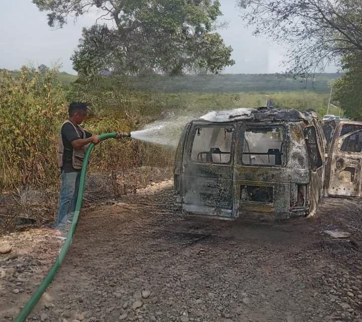 Camioneta siniestrada por corto circuito