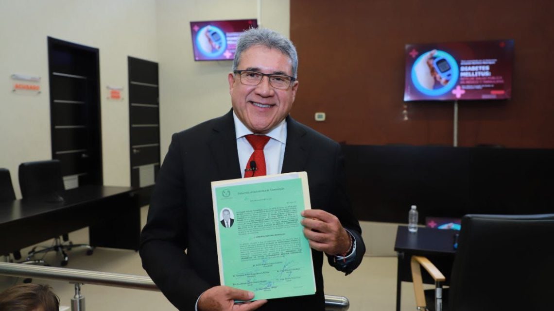 Obtiene alcalde Armando Martínez Manríquez grado de doctor en administración pública