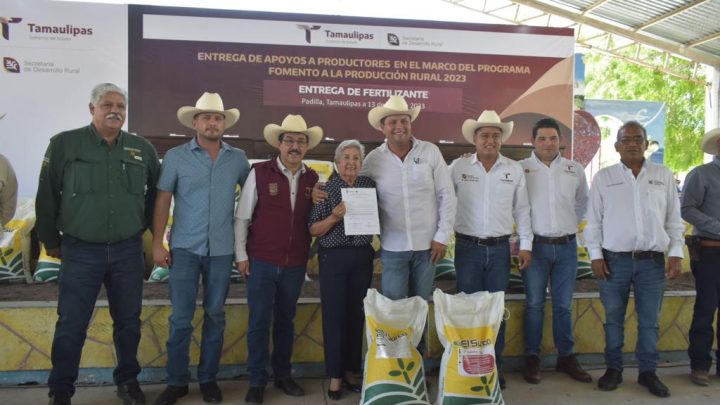 Favorece gobierno estatal a productores citrícolas con fertilizante granulado