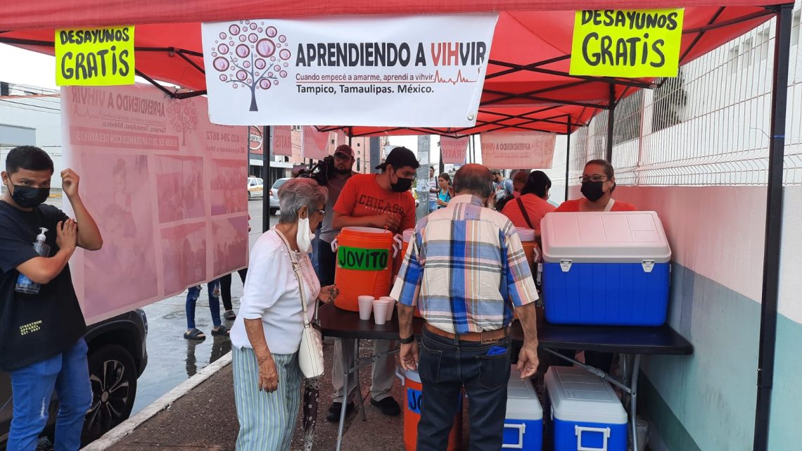 Aprendiendo a VIHVIR entrega desayunos en el hospital «Dr. Carlos Canseco» de Tampico