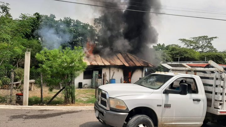 Se incendia vivienda en la colonia Del Valle