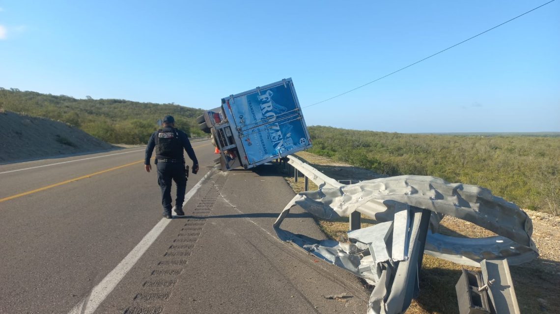 Guardia Estatal auxilia a conductor tras choque contra barra de contención