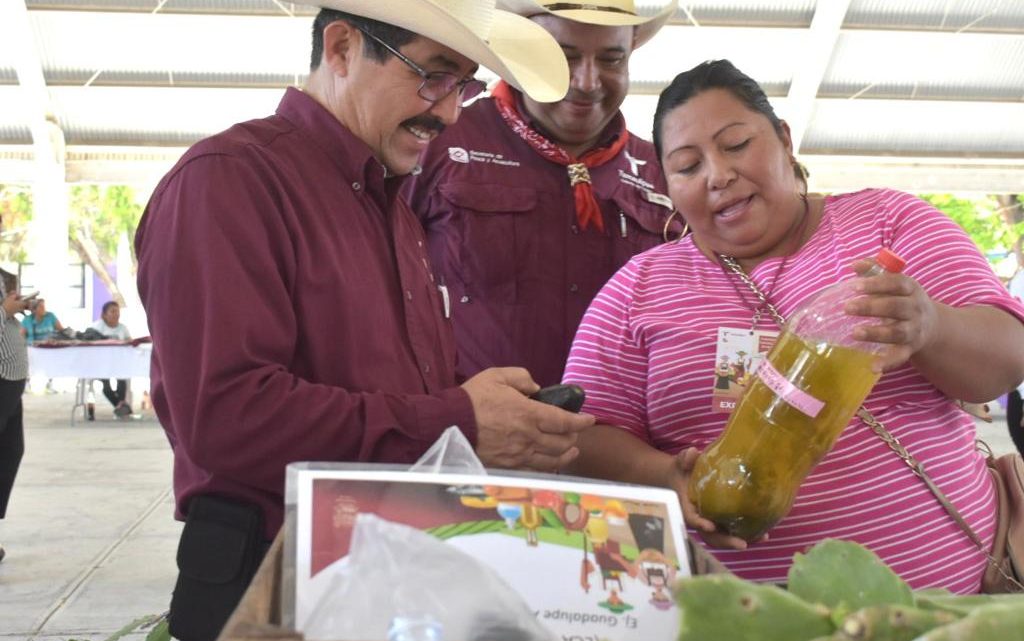 Productores tamaulipecos exhiben sus productos en el Tianguis Rural