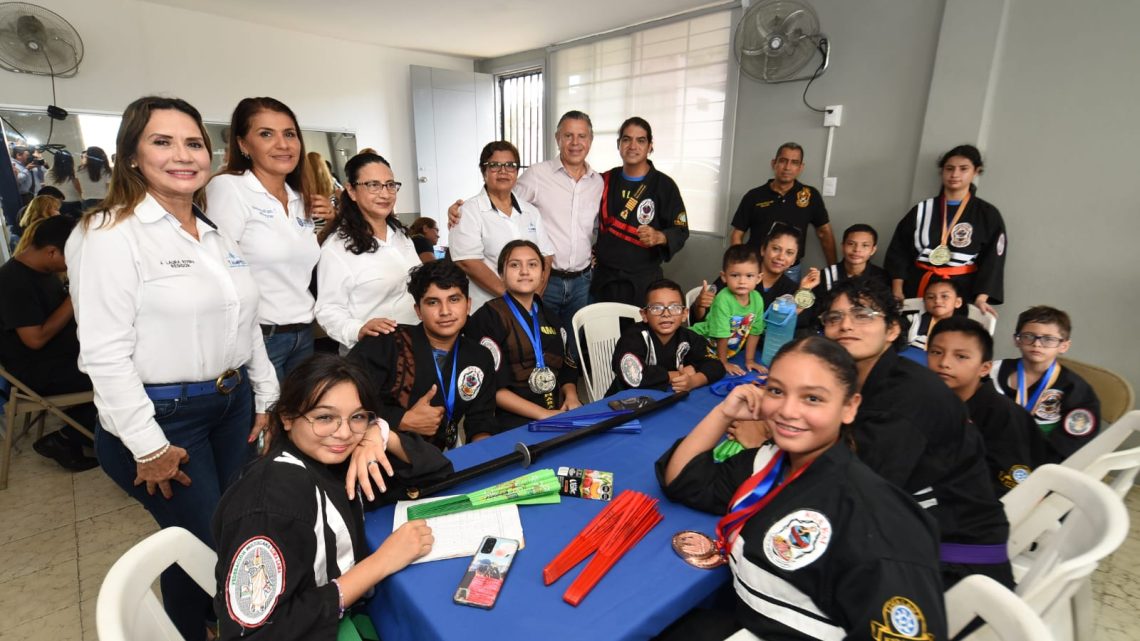 Reinaugura Chucho Nader el Centro de Capacitación del Instituto de la Mujer