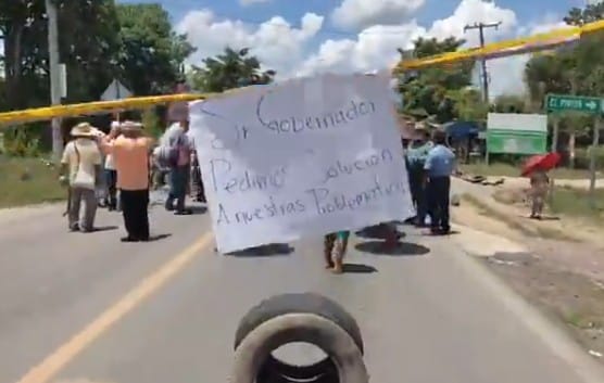 Bloquean carretera federal residentes de Las Pilas