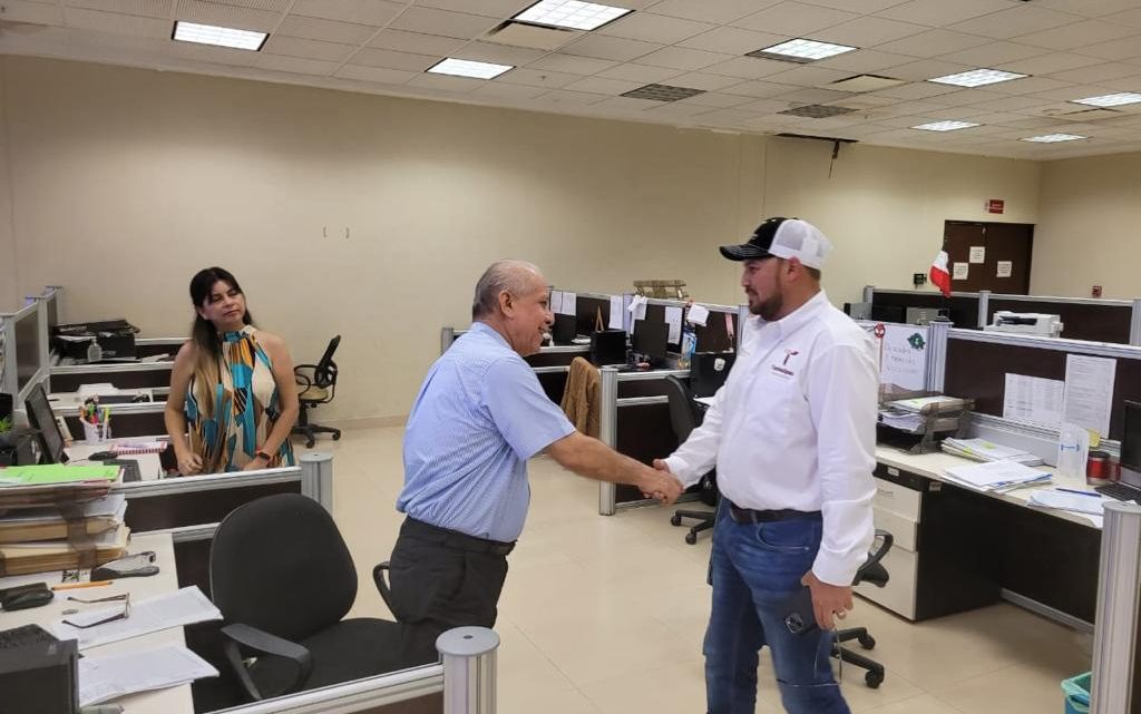 Recorre secretario general de Gobierno oficinas del Registro Civil y del Instituto Catastral en Ciudad Victoria