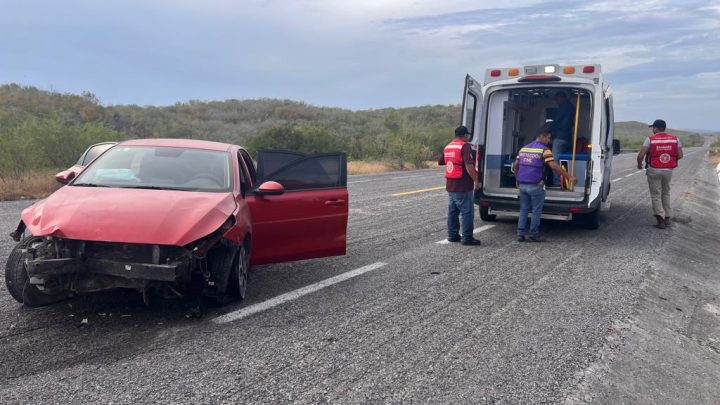 Guardia Estatal de Apoyo Carretero socorre a mujer tras accidente