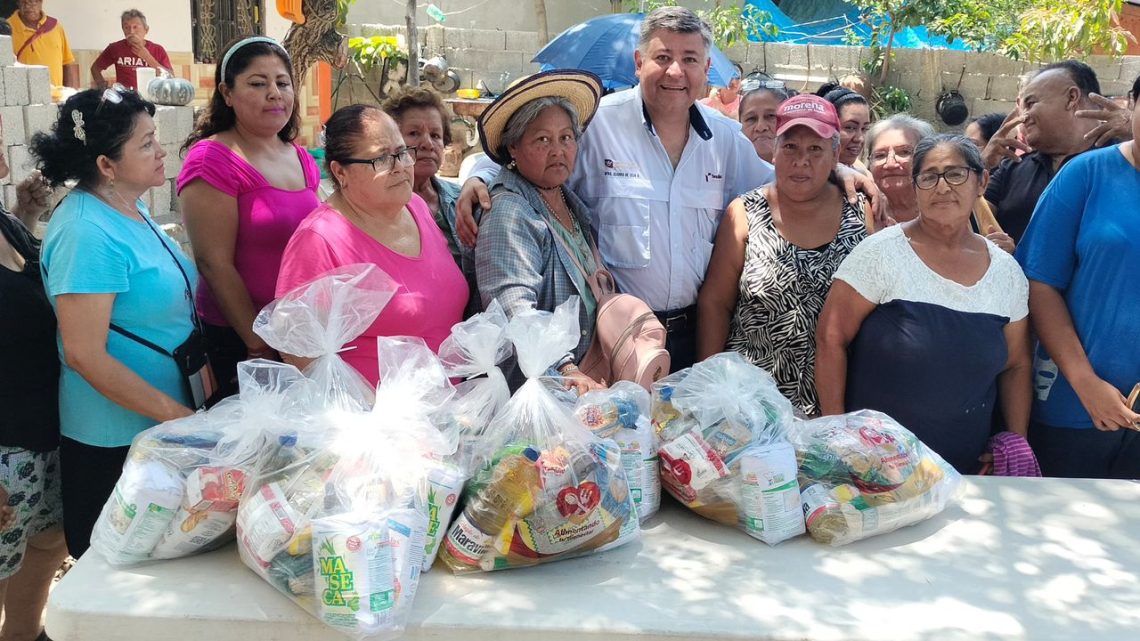 Reparte Claudio De Leija más apoyos en colonias de Madero