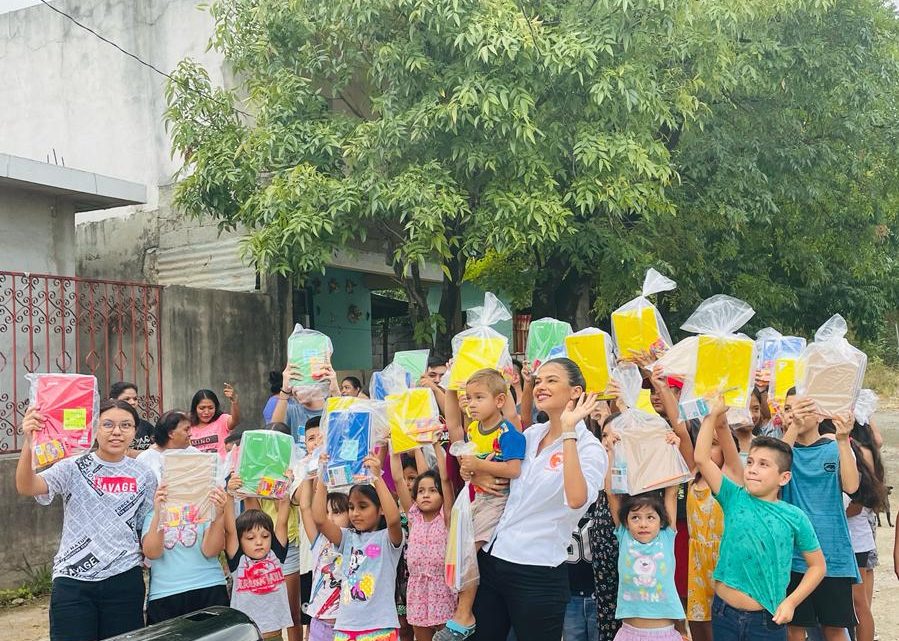 Delegada estatal de mujeres Melissa Mireles, hace entrega de kits escolares