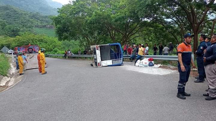 Volcadura de transporte rural deja 16 heridos