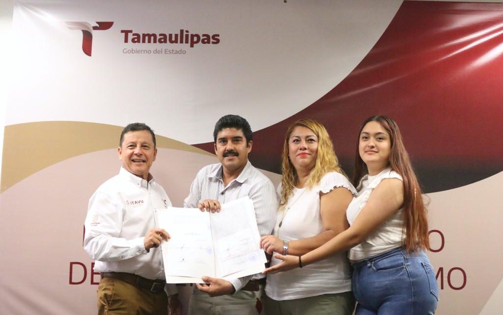 Entrega ITAVU escrituras a familia que esperó 22 años