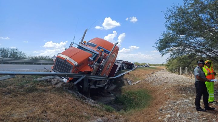 Volcadura de tracto camión provoca cierre de circulación en la carretera González-Llera