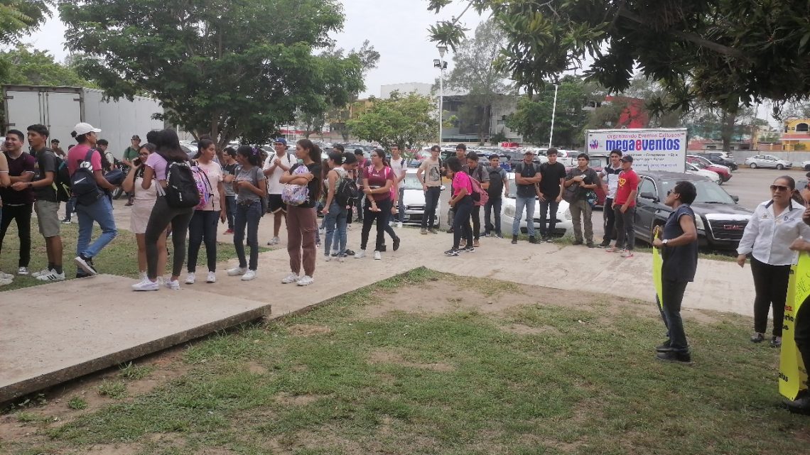 Alumnos y maestros se unen en protesta contra director del Tec de Madero