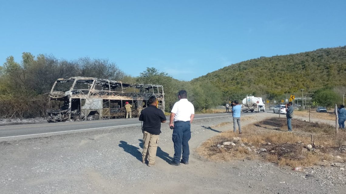 Guardia Estatal socorre a pasajeros y conductor tras incendio de autobús