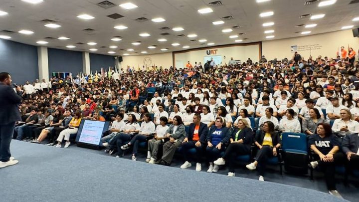 Rector presenta Vida UAT a estudiantes de Nuevo Laredo