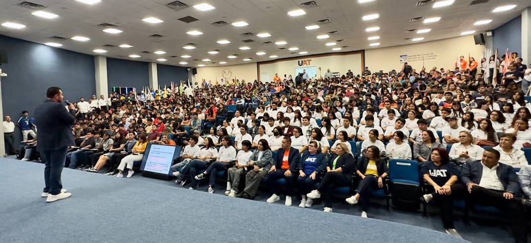 Rector presenta Vida UAT a estudiantes de Nuevo Laredo