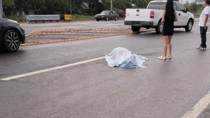 Un motociclista muerto y otro herido tras ser embestidos por tráiler