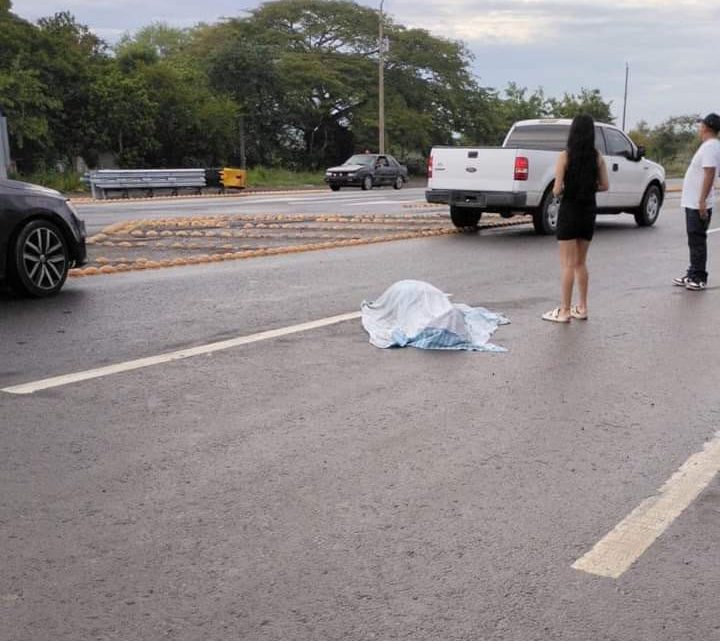 Un motociclista muerto y otro herido tras ser embestidos por tráiler