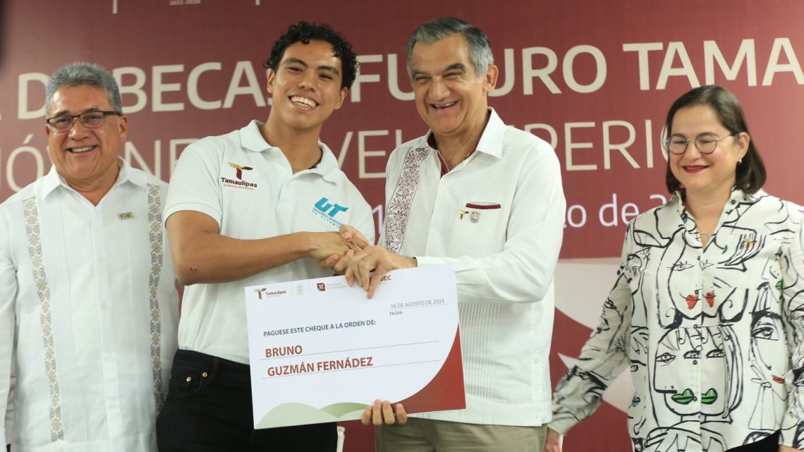 Entrega Américo Villarreal becas en la Universidad Tecnológica de Altamira