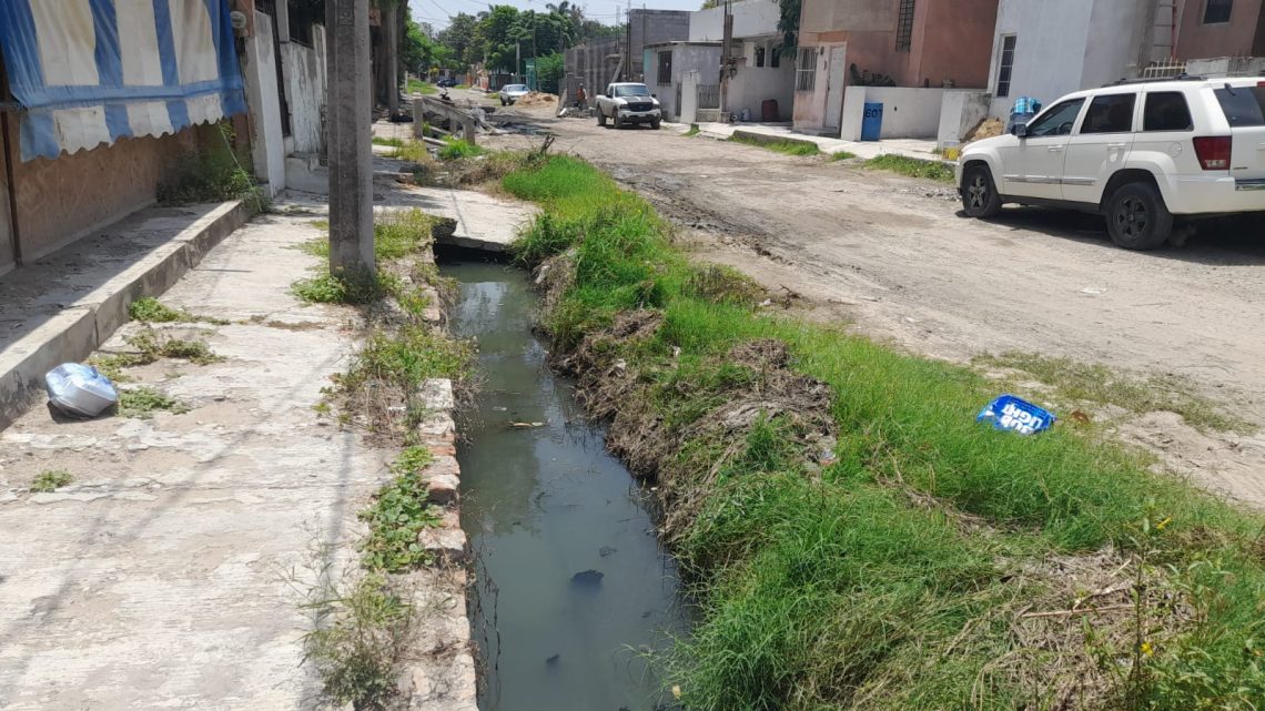 Pide Adrián Oseguera a la población no tirar basura en los canales