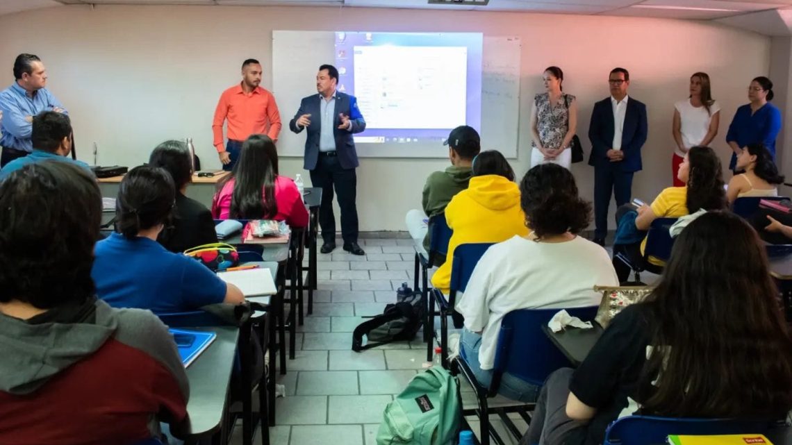 Maestro de universidad colombiana imparte clases en la Facultad de Derecho UAT Victoria