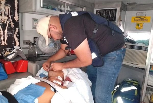 Un hombre gravemente herido a machetazos llega por su propio pie al IMSS y no lo atienden