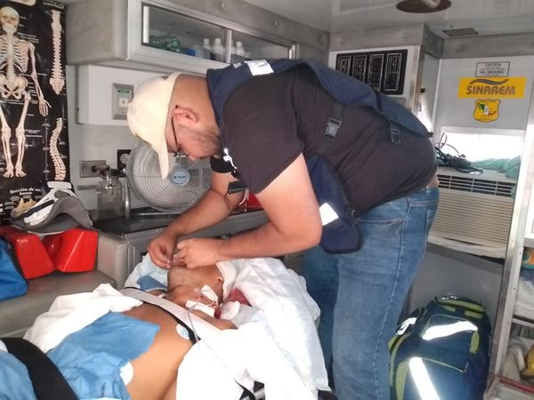 Un hombre gravemente herido a machetazos llega por su propio pie al IMSS y no lo atienden