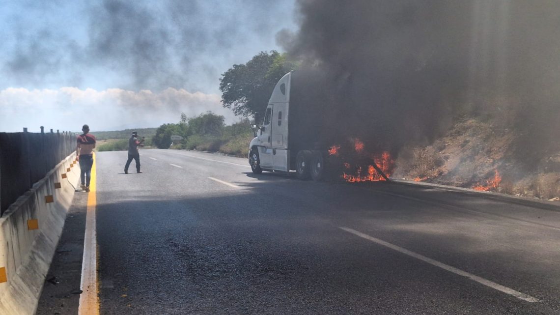 Se registro un incendio de la cabina de un tractocamión en la Carretera Victoria-Monterrey