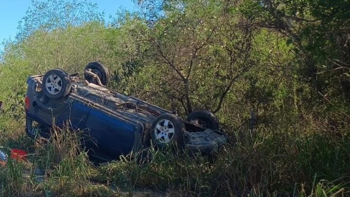 Volcadura de auto deja tres lesionados