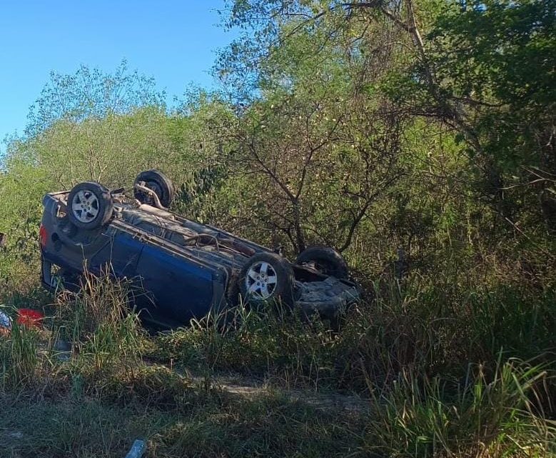 Volcadura de auto deja tres lesionados