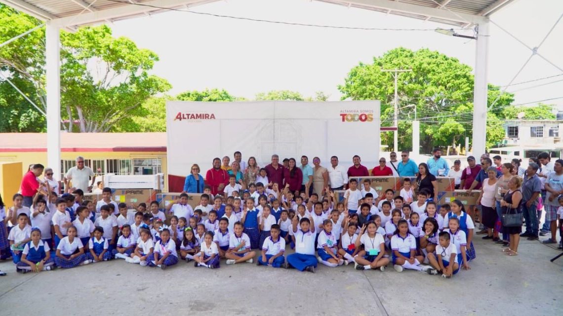 Para mitigar altas temperaturas, entrega Armando Martínez climas a escuela de la colonia Bahía