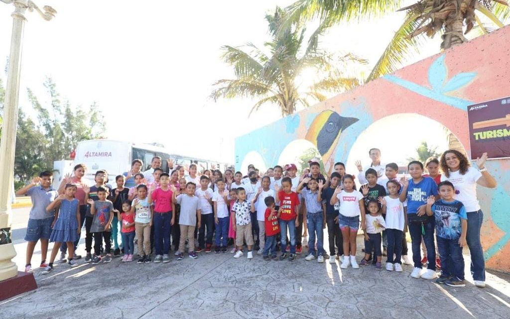 Disfrutan niños yniñas de tarde de cine cortesía del Sistema DIF Altamira y Fundación Cinépolis