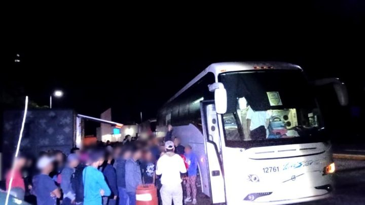 Rescatan a migrantes extranjeros de un autobús; entre ellos 6 niños solos