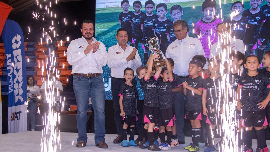 Entrega rector trofeos de la liga de fútbol Copa UAT