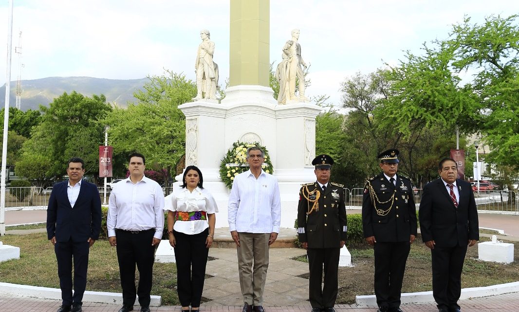 Deposita Gobernador ofrenda floral en honor a los héroes de la independencia