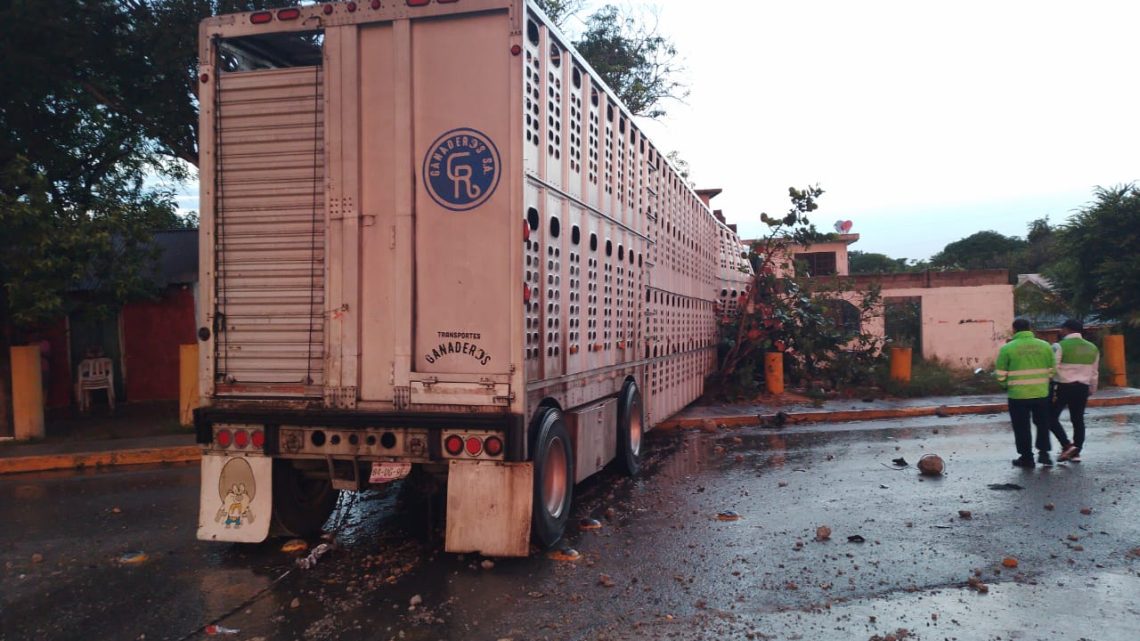 Tráiler derrapa y se impacta contra vivienda