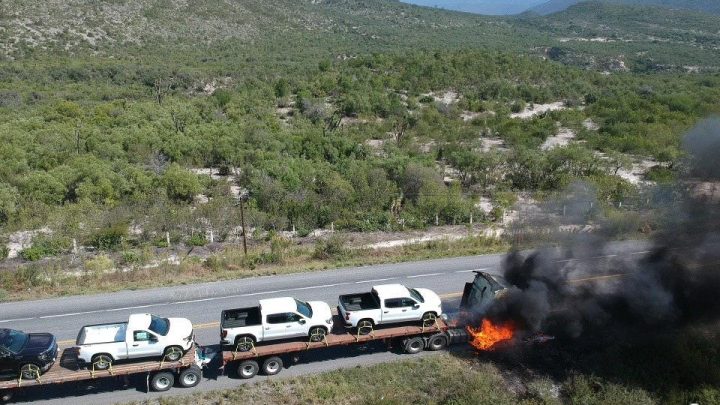 Incendio de tractocamión provoca cierre de tramo carretero