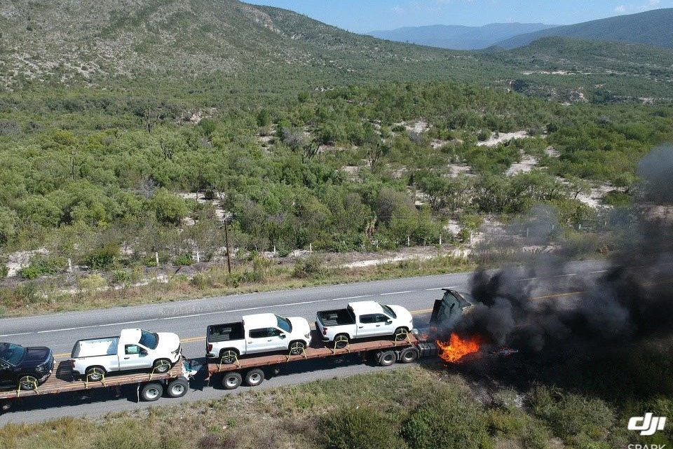 Incendio de tractocamión provoca cierre de tramo carretero